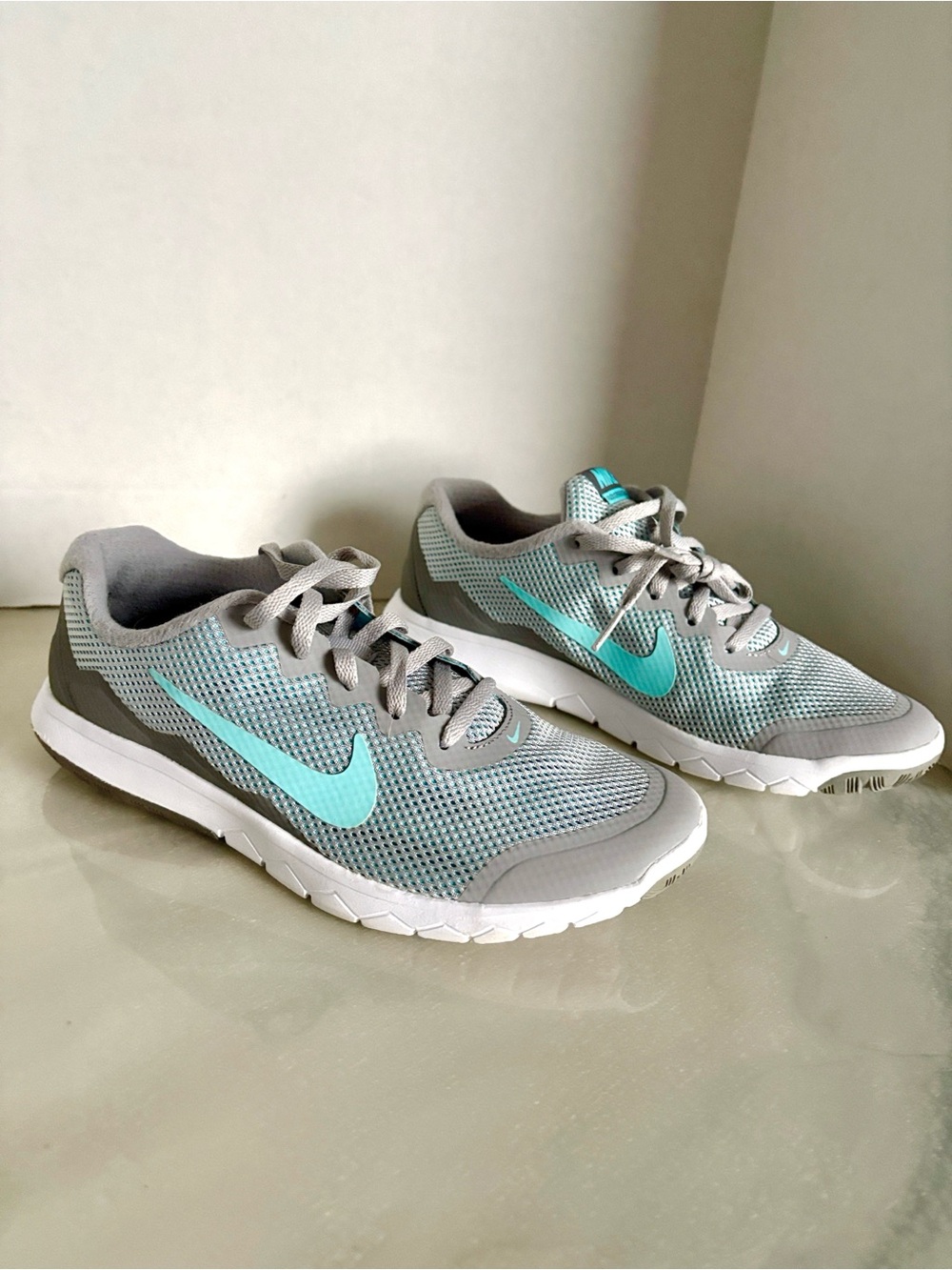 Nike Women’s Gray Mesh Sneakers with Blue Swoosh Sz 7